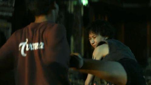 女人打架抓头发长视频,揭秘女性激烈扭打中抓发头的惊人瞬间