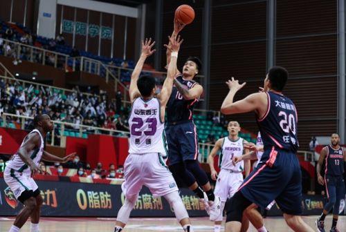 篮球球员爆料最新消息,揭秘赛场背后惊人内幕！”