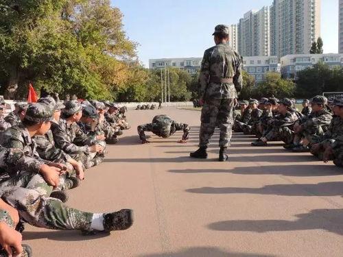 最新军训爆料新闻稿,揭秘军营生活与训练细节